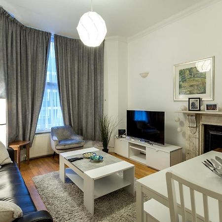 Appartamento Spacious 1 Bed In West Kensington Or Hammersmith Londra Esterno foto