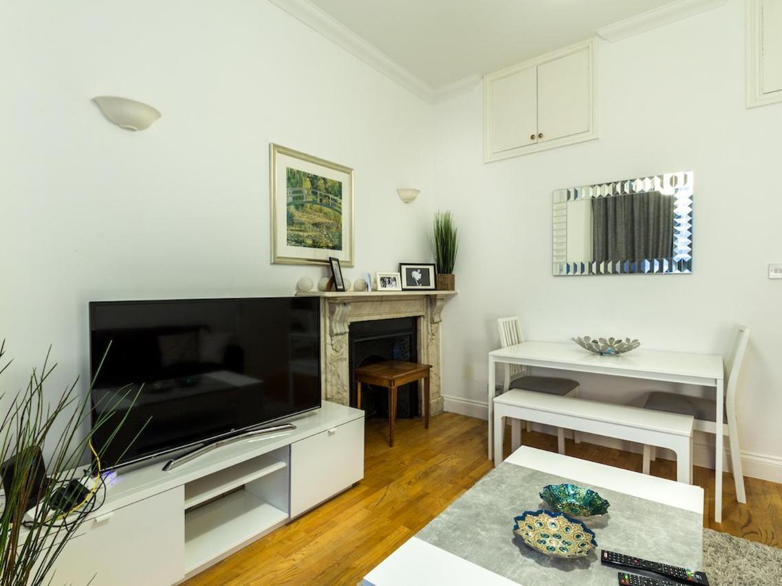 Appartamento Spacious 1 Bed In West Kensington Or Hammersmith Londra Esterno foto