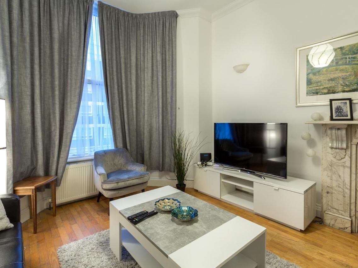 Appartamento Spacious 1 Bed In West Kensington Or Hammersmith Londra Esterno foto